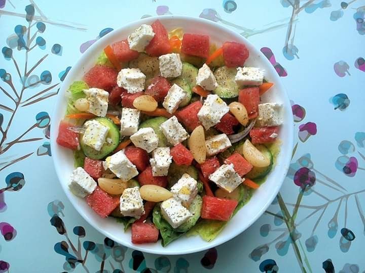 Sałatka z arbuzem, serem sałatkowym i czosnkiem