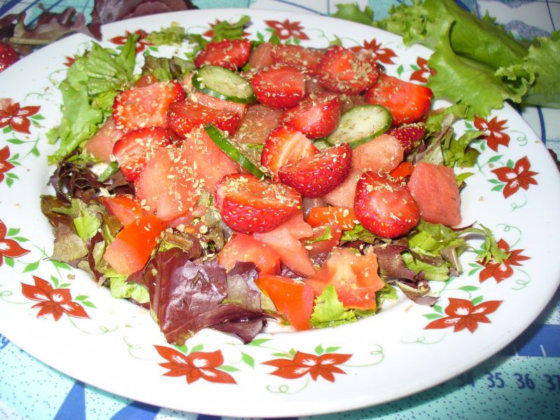 Sałatka z arbuzem, truskawkami i sałatą mix
