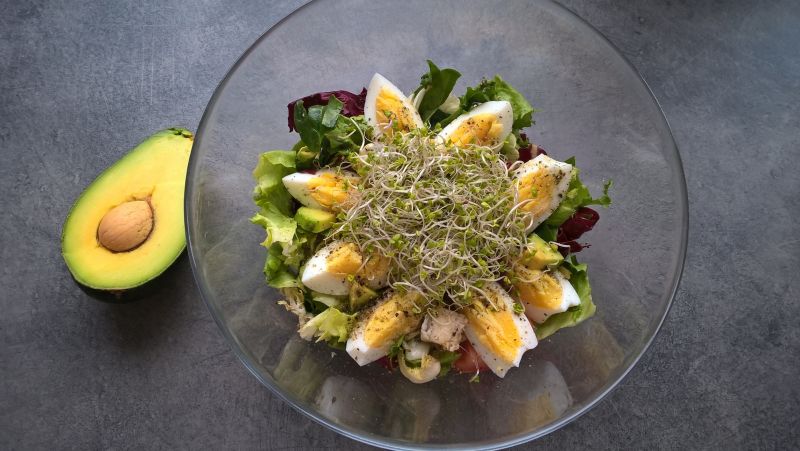 Sałatka z awokado, gorgonzolą, jajkiem i kiełkami