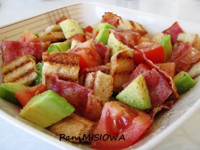 Sałatka z awokado i chrupiącym boczkiem
