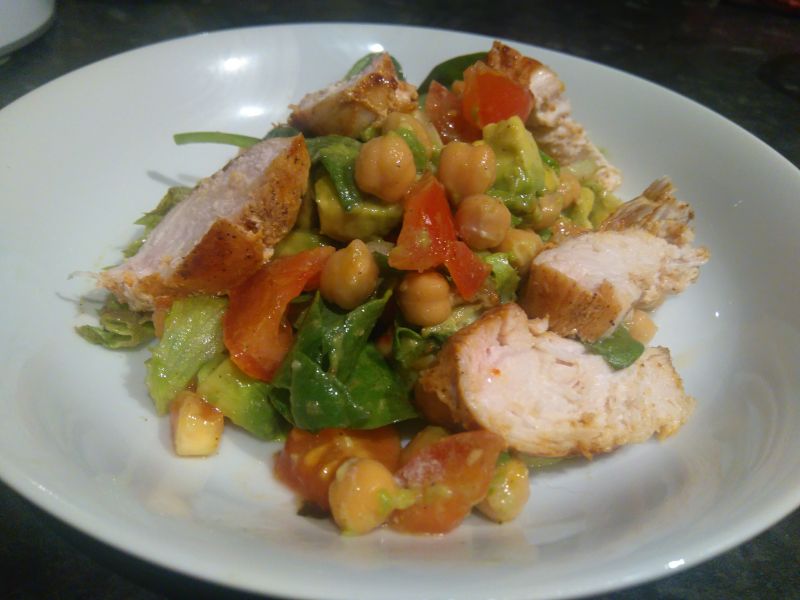 Sałatka z awokado i kurczakiem