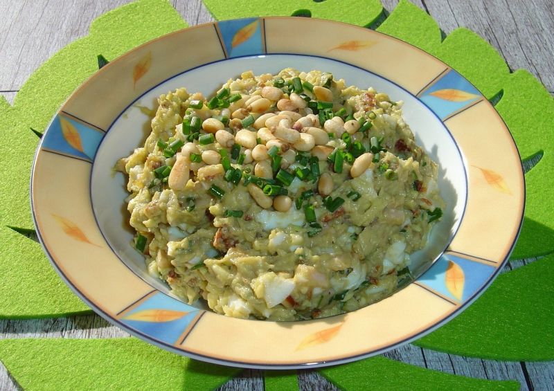 Salatka z awokado i marynowanymi pomidorami