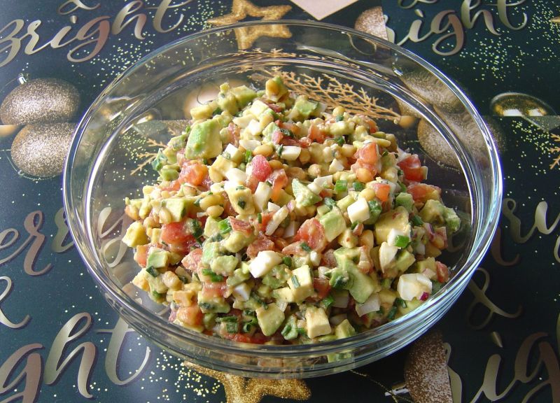 Sałatka z awokado i orzeszkami sosnowymi