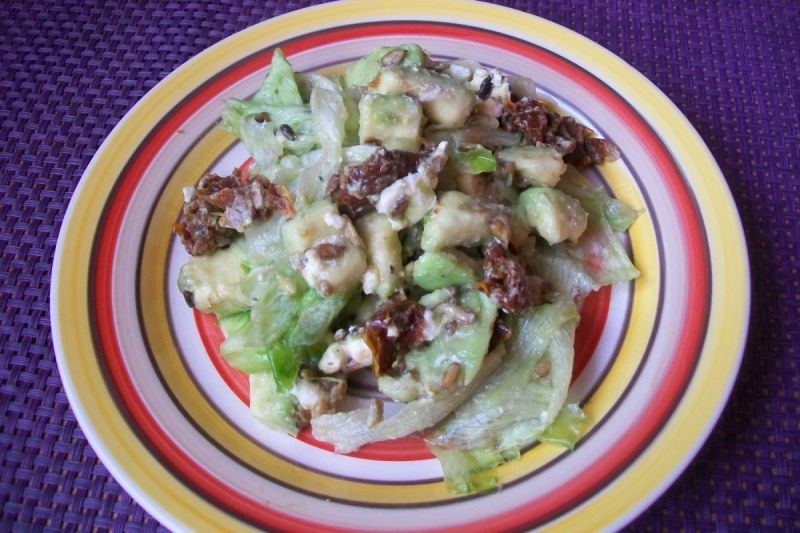 Sałatka z awokado i suszonymi pomidorami