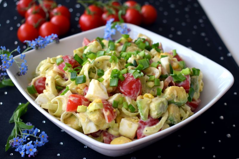 Sałatka z awokado, jajkiem i pomidorkami