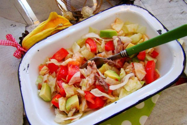 Sałatka z awokado, pomidora i makreli  