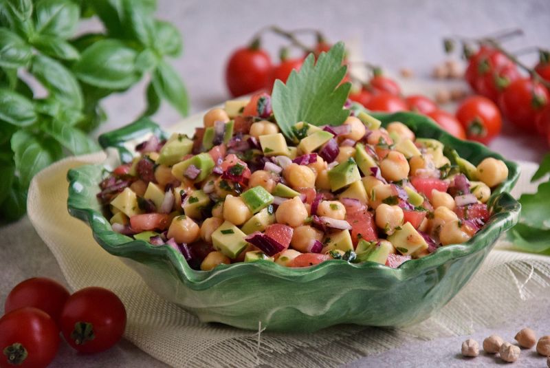 Sałatka z awokado, pomidorami i cieciorką Sałatka z awokado, pomidorami i cieciorką