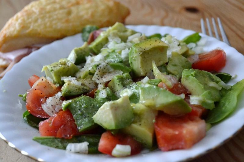 Sałatka z awokado, pomidorem i szpinakiem Sałatka z awokado, pomidorem i szpinakiem