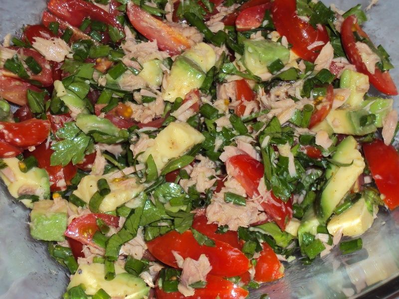 Sałatka z awokado, pomidorków i tuńczyka