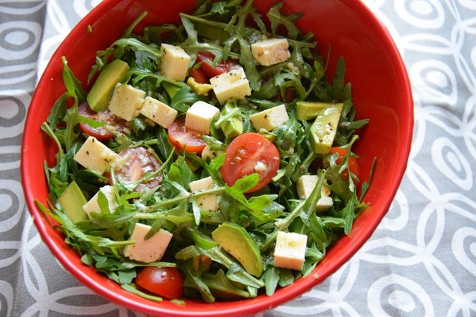 Sałatka z awokado, rukolą, pomidorkami koktajlowym