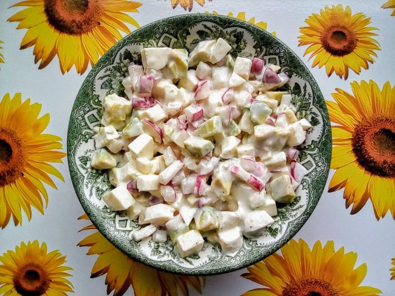 Sałatka z awokado, rzodkiewek, mozzarelli 