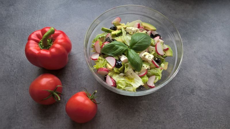 Sałatka z awokado, rzodkiewką, fetą i oliwkami Sałatka z awokado, rzodkiewką, fetą i oliwkami