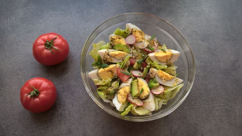 Sałatka z awokado, rzodkiewką i jajkiem Sałatka z awokado, rzodkiewką i jajkiem