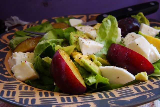 Sałatka z awokado w asyście sosu vinegret pomarańc