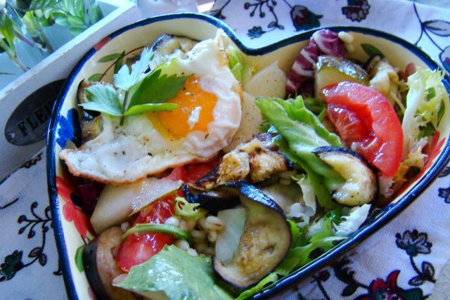 Sałatka z bakłażana i gruszki  z jajkiem sadzonym