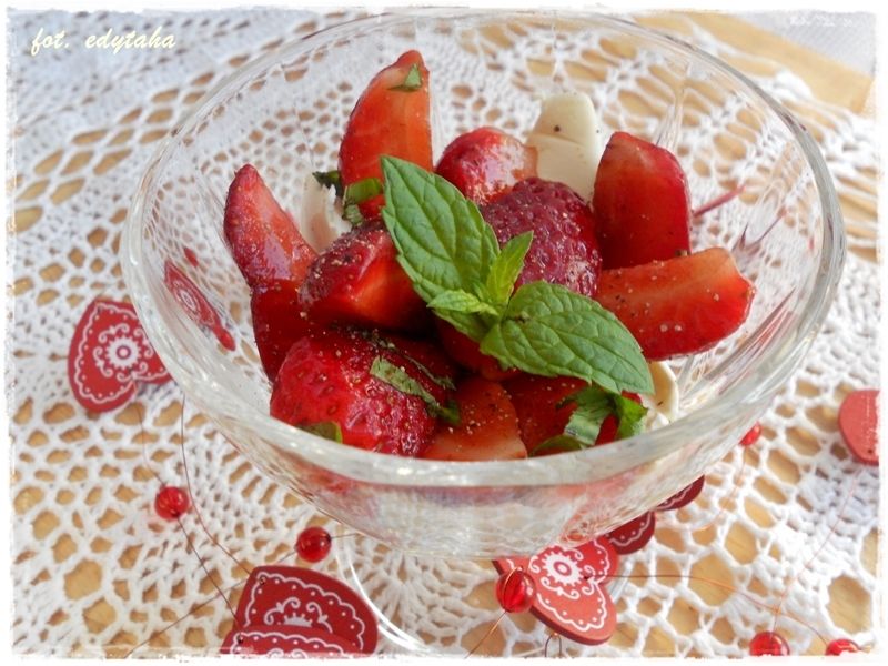 Sałatka z balsamicznych truskawek i mascarpone Sałatka z balsamicznych truskawek i mascarpone