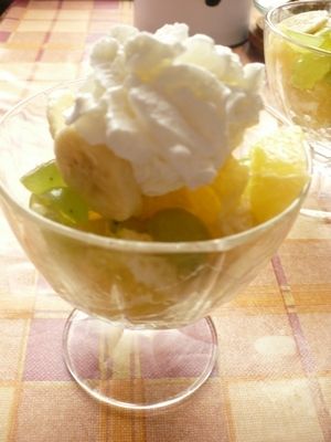 Sałatka z bananów, winogron i pomarańczy