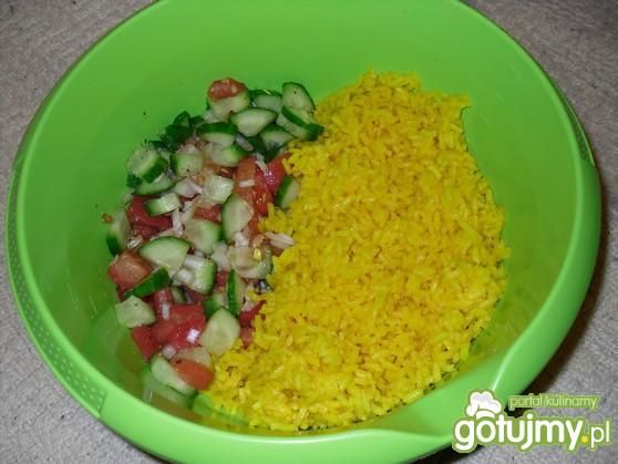 Sałatka z barwionym ryżem