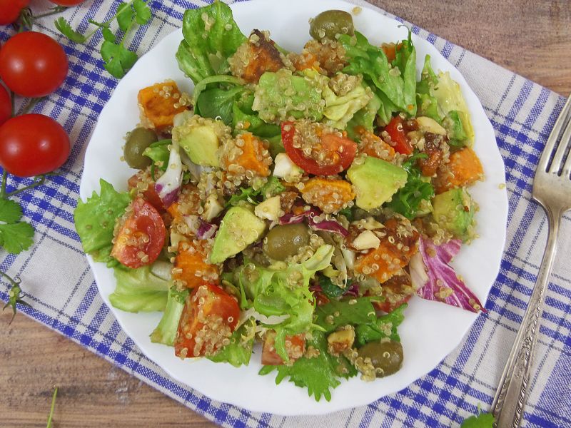 Sałatka z batatami, komosą ryżową i karmelizowanym