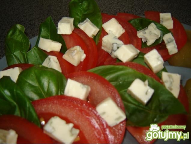 Sałatka z bazylią i serem pleśniowym