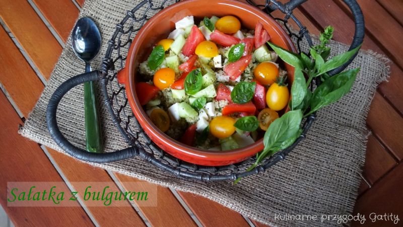 Sałatka z bazyliowym bulgurem i mozzarellą