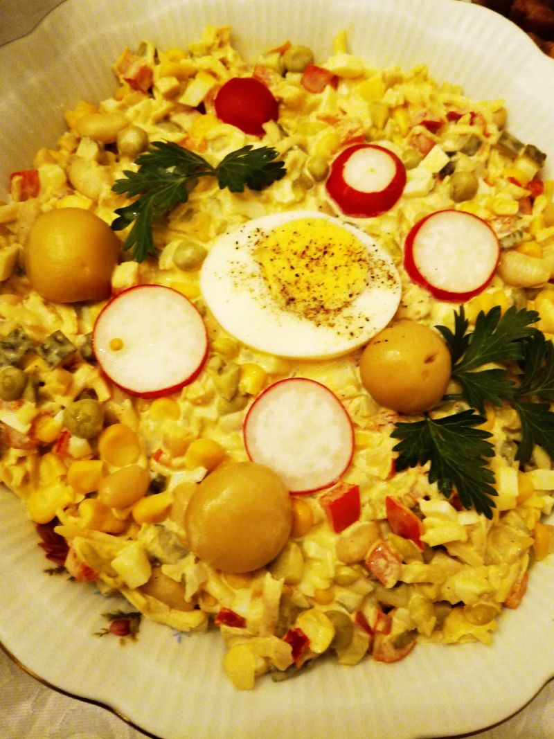 Sałatka z białą fasolą i papryką konserwową Sałatka z białą fasolą i papryką konserwową