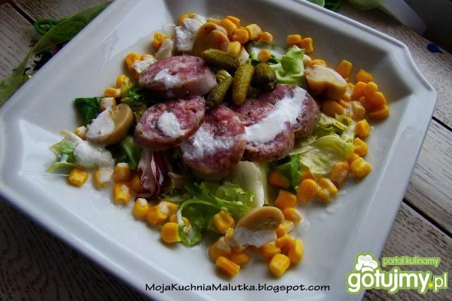 Sałatka z białą kiełbasą i sosem 