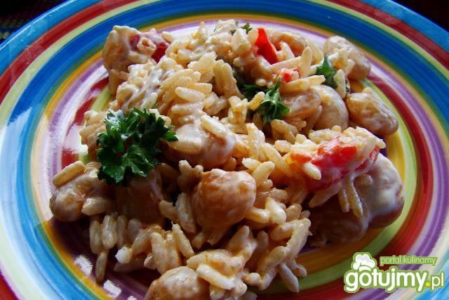 Sałatka z białej fasoli i ryżu brązowego