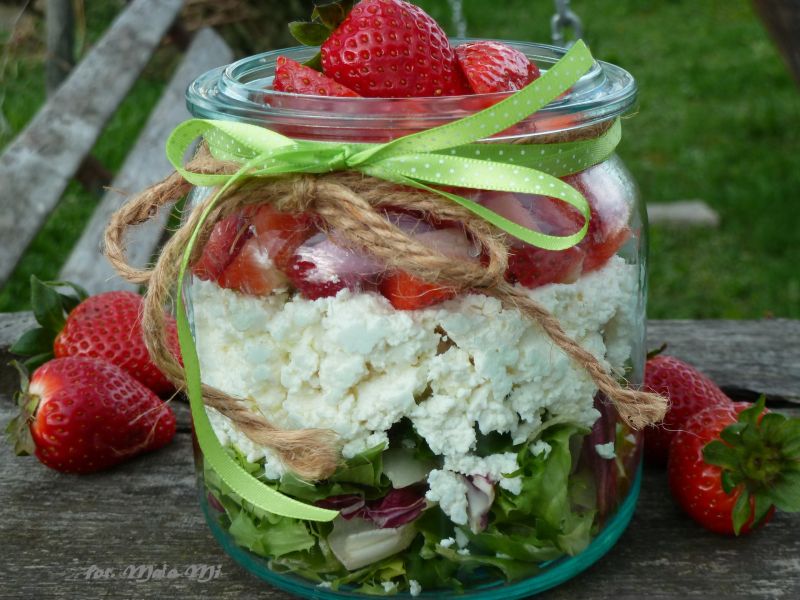 Sałatka z białym serem i truskawkami Sałatka z białym serem i truskawkami
