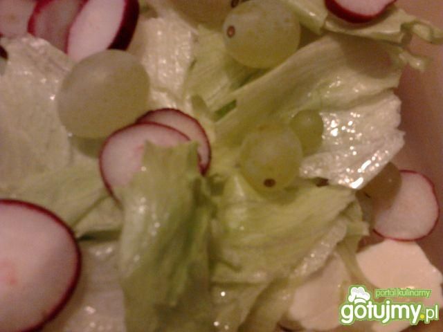 Sałatka z białym winogronem Sałatka z białym winogronem