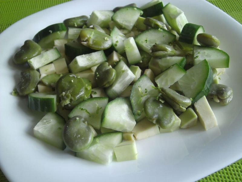 Sałatka z bobem, awokado i ogórkiem 