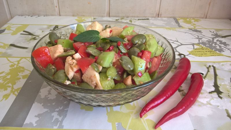 Sałatka z bobem, chilli i mozarellą