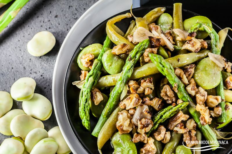 Sałatka z bobem, fasolką i szparagami  