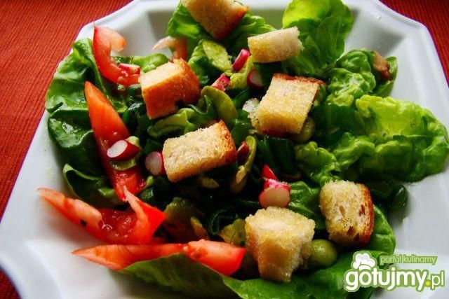 Sałatka z bobem i grzankami czosnkowymi  Sałatka z bobem i grzankami czosnkowymi