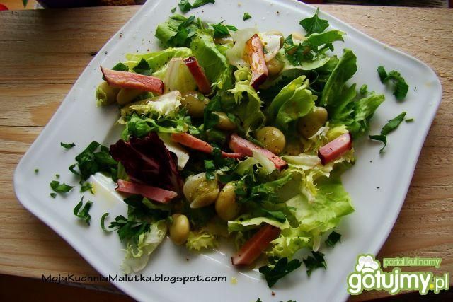 Sałatka z bobem i szynką na ciepło 