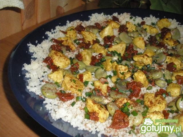 Sałatka z bobem, kuskusem i kurczakiem