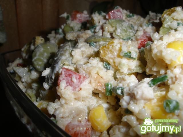 Sałatka z bobem, kuskusem i kurczakiem 