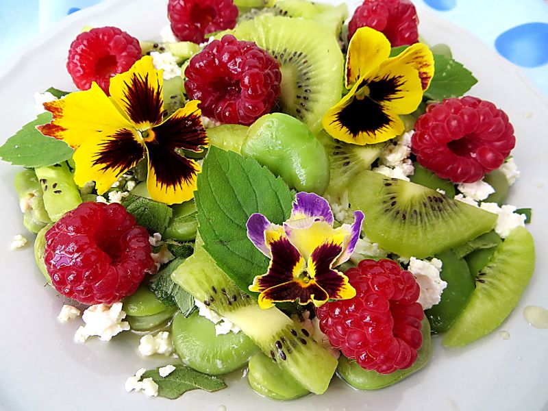 Sałatka z bobem, malinami i kiwi