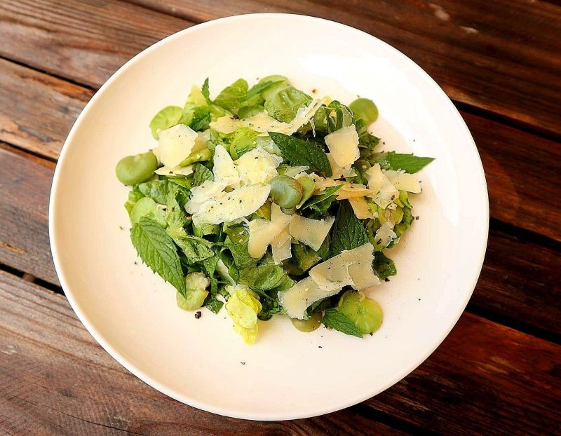 Sałatka z bobem, miętą i parmezanem