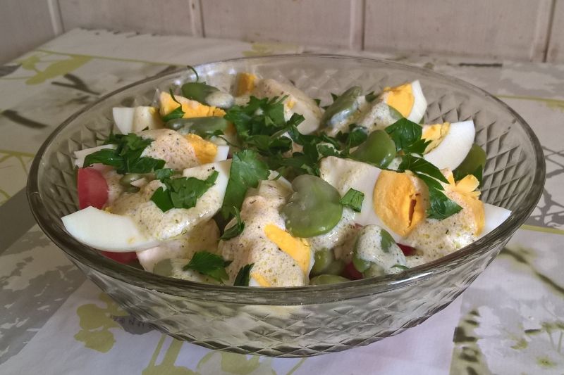 Sałatka z bobem, serem pleśniowym i jajkiem Sałatka z bobem, serem pleśniowym i jajkiem