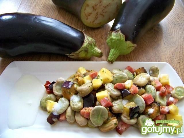 Sałatka z bobu bakłażana i wędzonego ser