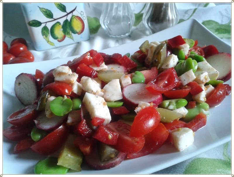 Sałatka z bobu, pomidorków cherry i mozzarelli