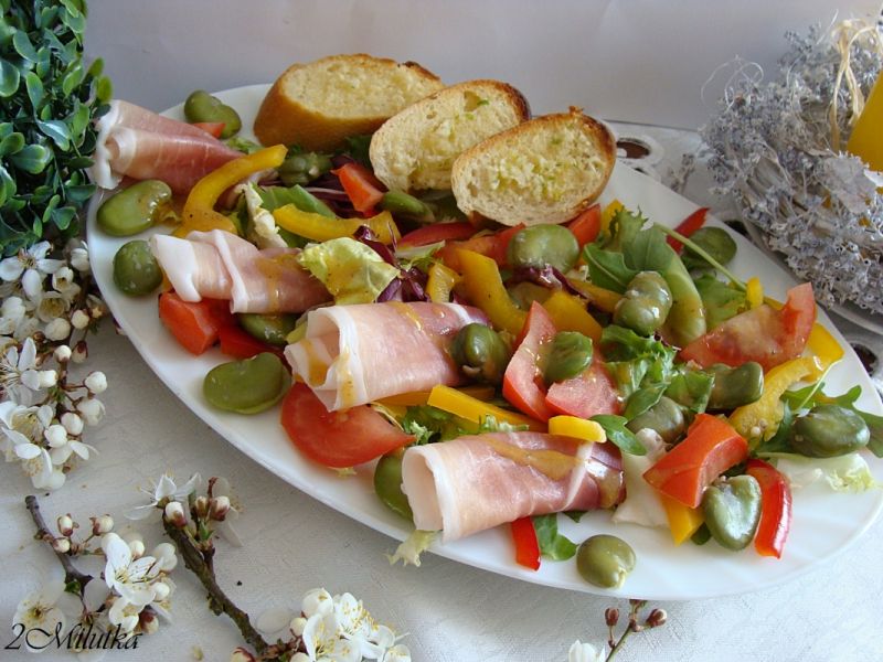 Sałatka z bobu szynką parmeńską i bagietką Sałatka z bobu szynką parmeńską i bagietką