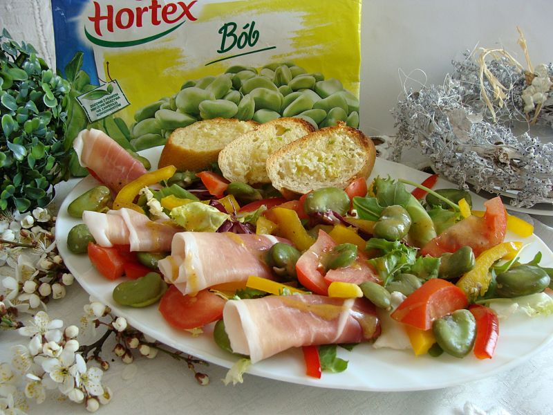 Sałatka z bobu,szynką parmeńską i bagietką