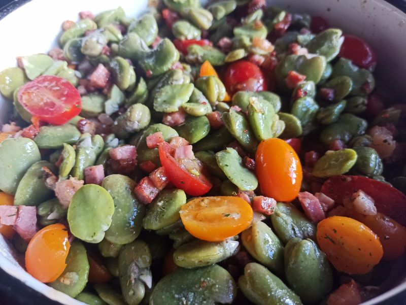 Sałatka z bobu z boczkiem i pomidorami Sałatka z bobu z boczkiem i pomidorami