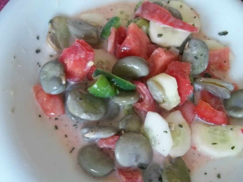 Sałatka z bobu z pomidorem i ogórkiem