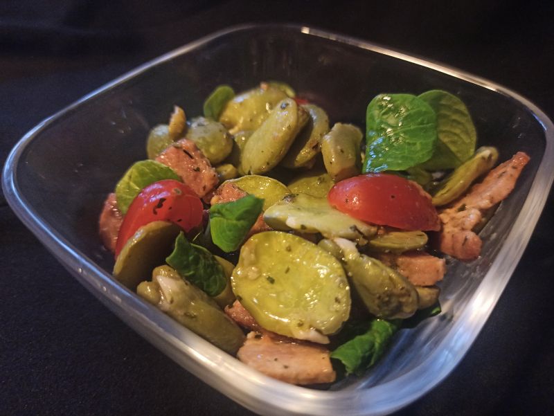 Sałatka z bobu z pomidorkami i boczkiem