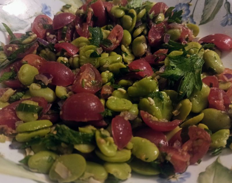 Sałatka z bobu z pomidorkami i kolendrą