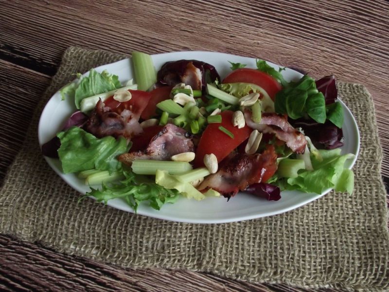 Sałatka z boczkiem, selerem naciowym i orzeszkami