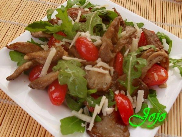 Salatka z boczniakami .